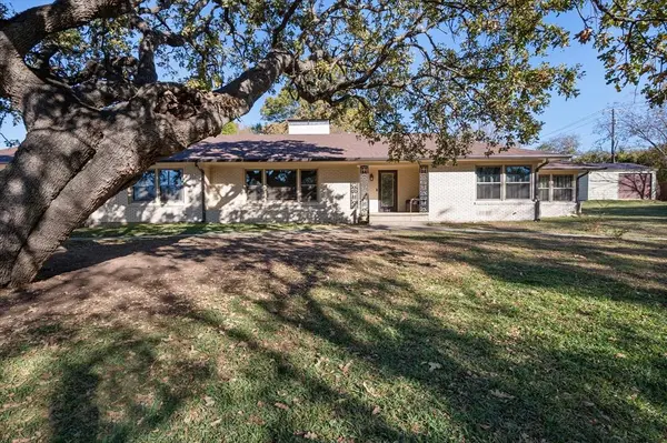 300 W College Avenue, Alvarado, TX 76009