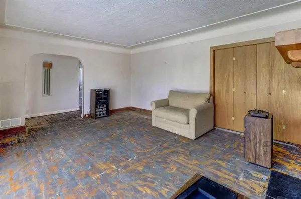 1402 Crescent RD NW, Calgary, AB T2M 4B1