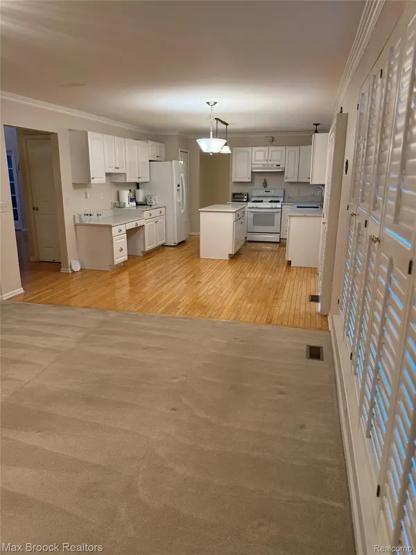 2738 Long Meadow LN, Rochester Hills, MI 48307