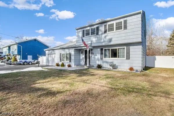 21 Beacon Rd, Hopatcong Boro, NJ 07843