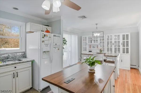 21 Beacon Rd, Hopatcong Boro, NJ 07843