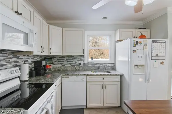 21 Beacon Rd, Hopatcong Boro, NJ 07843