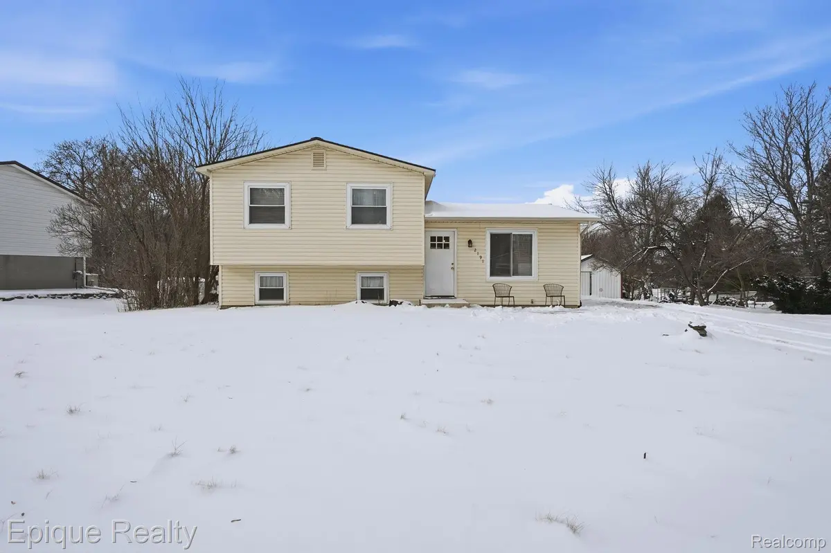 2191 Stonesthrow DR, Oregon Township, MI 48446