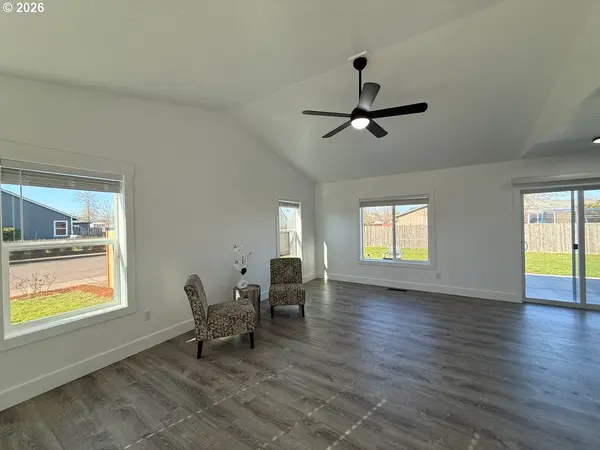 905 MONROE ST, Harrisburg, OR 97446