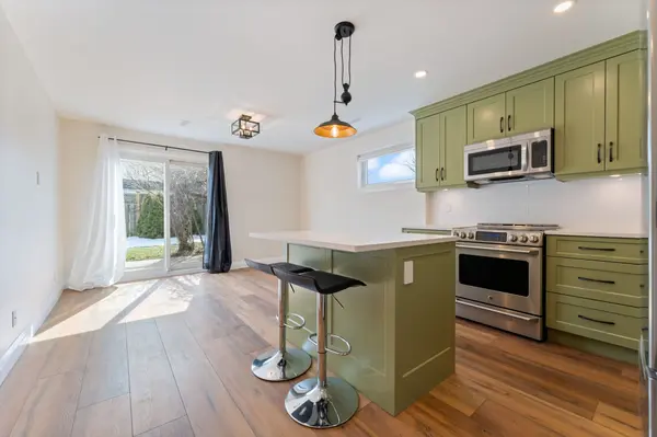 144 Ravenbury DR, Hamilton, ON L8W 2B5