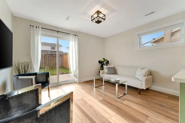 144 Ravenbury DR, Hamilton, ON L8W 2B5