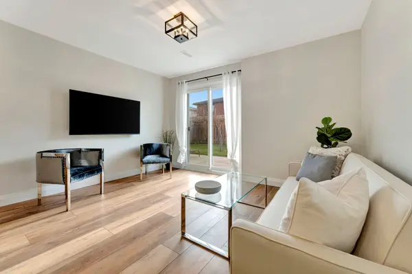 144 Ravenbury DR, Hamilton, ON L8W 2B5