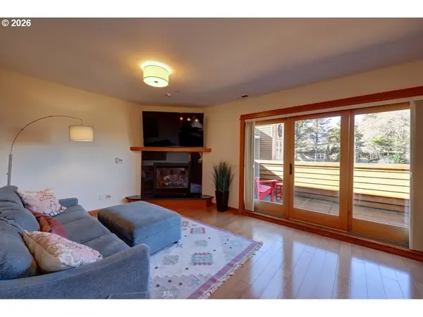 123 S HEMLOCK ST #204, Cannon Beach, OR 97110