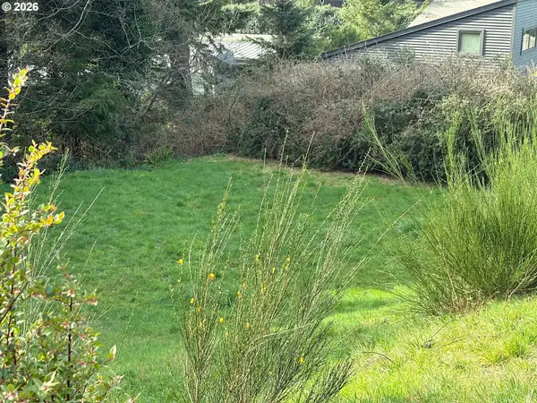 Yachats, OR 97498,320 HILL CT