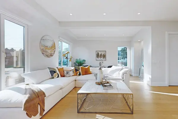 1047 Meredith AVE, Mississauga, ON L5E 2C6