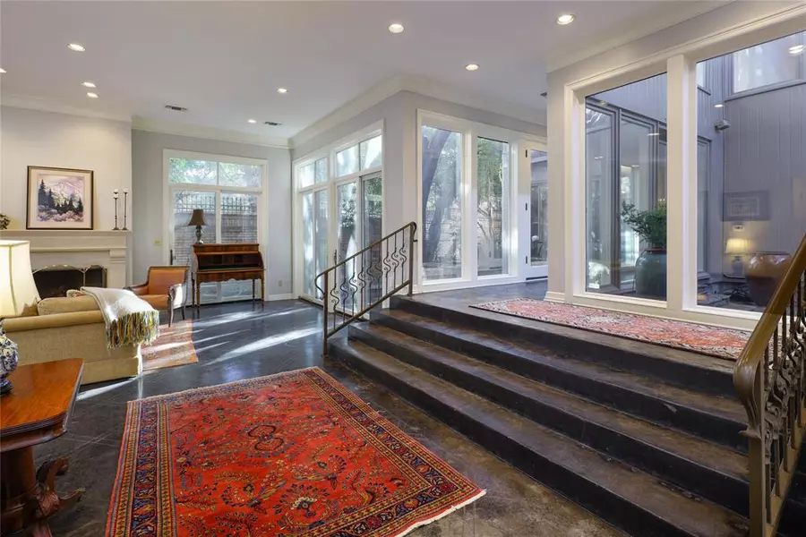 7 Glenchester Court, Dallas, TX 75225