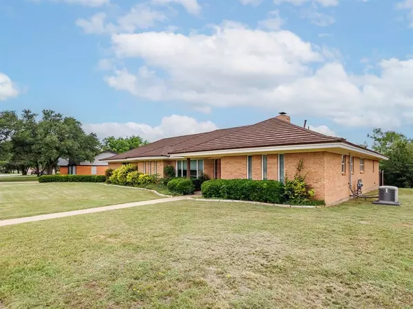 Coleman, TX 76834,905 High Road