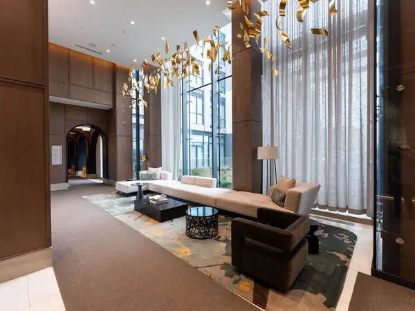 30 Inn On The Park DR #221, Toronto C13, ON M3C 0P7