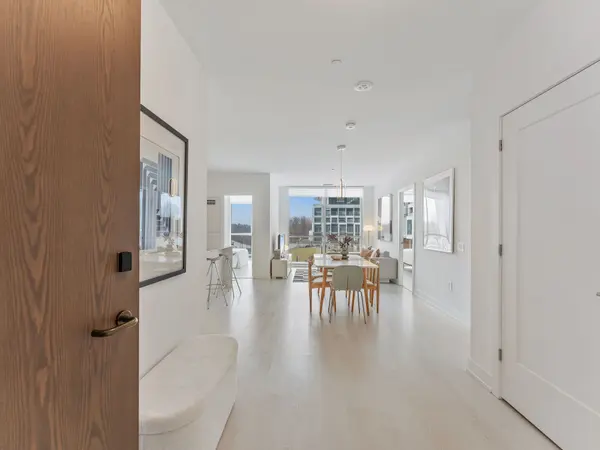 30 Inn On The Park DR #221, Toronto C13, ON M3C 0P7