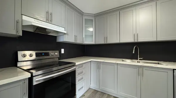 145 Hillcrest AVE #702, Mississauga, ON L5B 3Z1