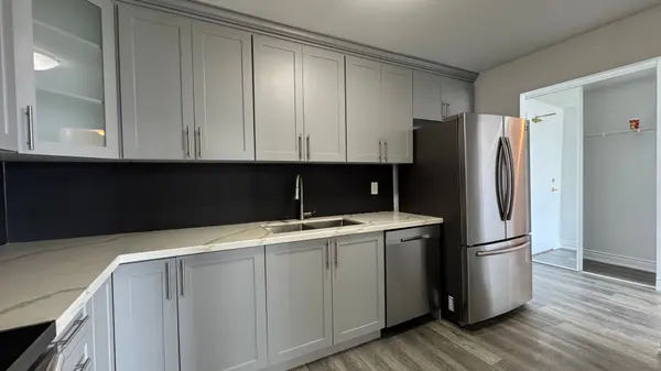 145 Hillcrest AVE #702, Mississauga, ON L5B 3Z1