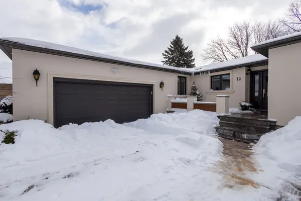 12 Cheval DR, Grimsby, ON L3M 4P9