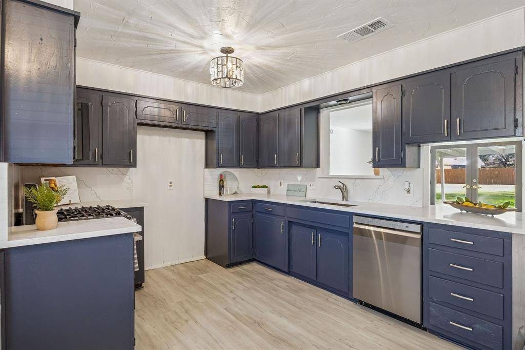 312 E Hampton Road, Crowley, TX 76036