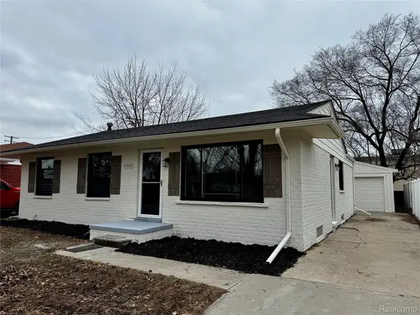 31032 Manhattan ST, St. Clair Shores, MI 48082