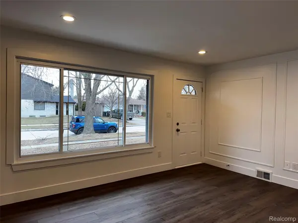 31032 Manhattan ST, St. Clair Shores, MI 48082