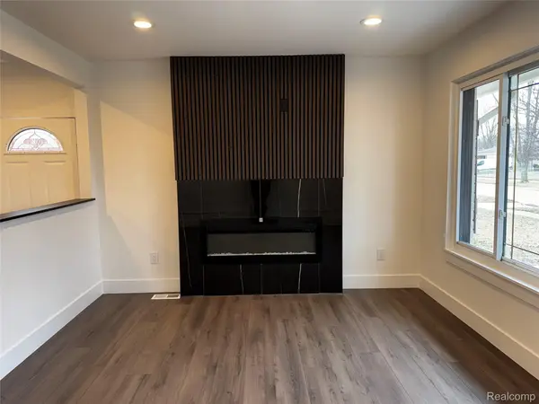 31032 Manhattan ST, St. Clair Shores, MI 48082