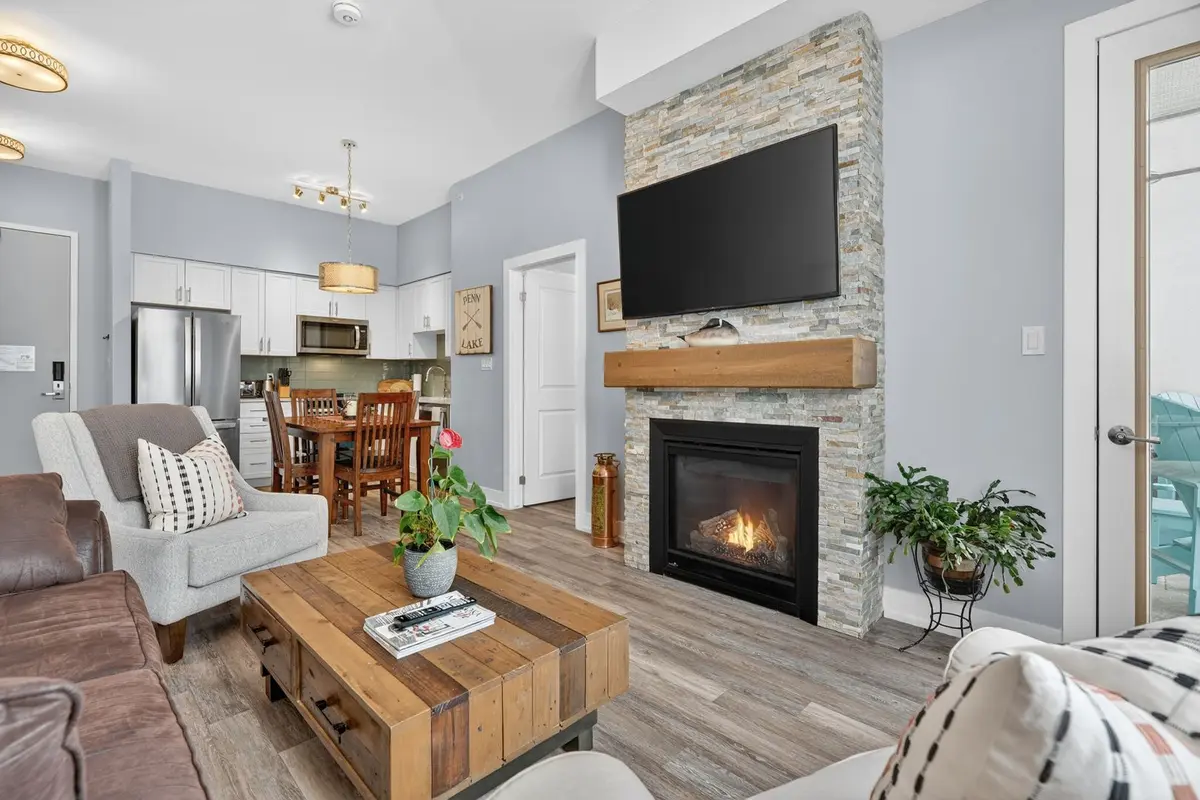 25 Pen Lake Point RD #102, Huntsville, ON P1H 1A9