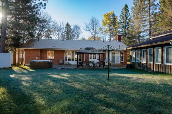 12 Robert ST, Sundridge, ON P0A 1Z0