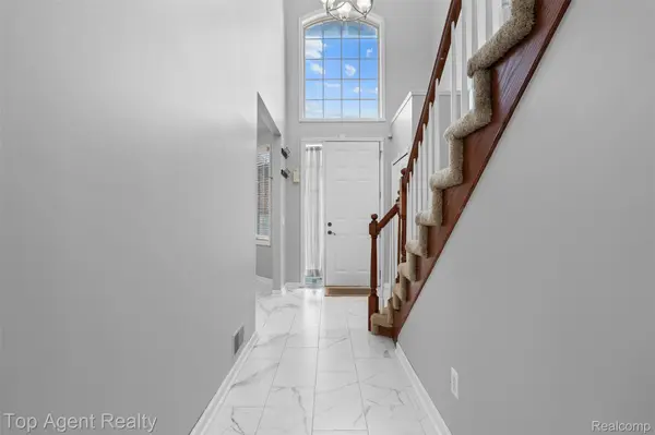 1066 Lorenzo CT, Troy, MI 48085