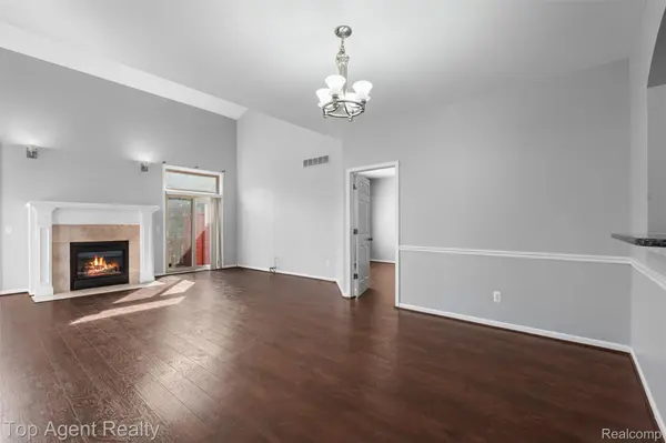 1066 Lorenzo CT, Troy, MI 48085