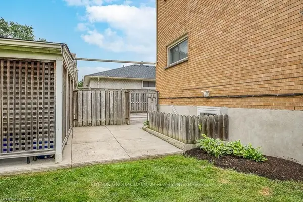 228 BURNSIDE DR, London East, ON N5V 1B9