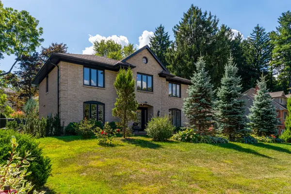 28 Stonegate DR, Hamilton, ON L9G 3R7