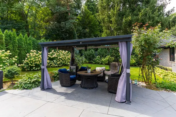 28 Stonegate DR, Hamilton, ON L9G 3R7