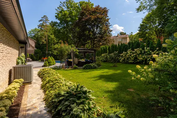 28 Stonegate DR, Hamilton, ON L9G 3R7