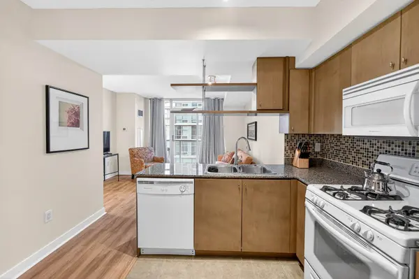 35 Mariner TER #605, Toronto C01, ON M5V 3V9