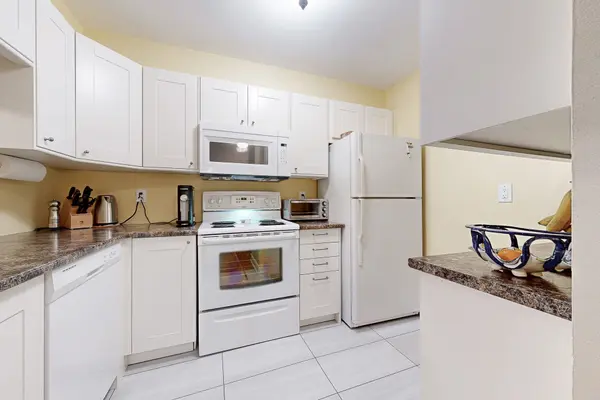 3835 Lake Shore BLVD W #208, Toronto W06, ON M8W 1R2