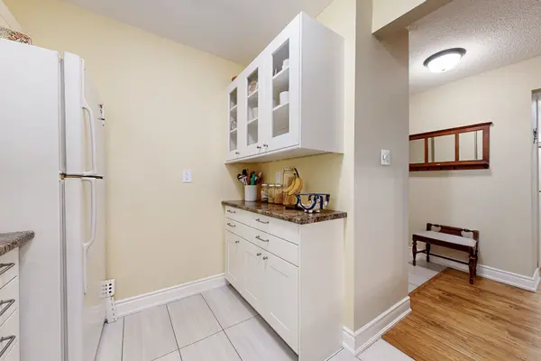 3835 Lake Shore BLVD W #208, Toronto W06, ON M8W 1R2