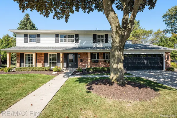 34 Putnam PL, Village Of Grosse Pointe Shores, MI 48236
