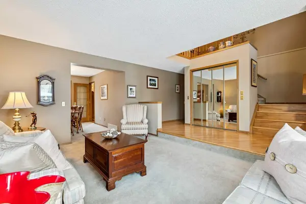 75 Shawnee CRES, Calgary, AB T2Y 1W4