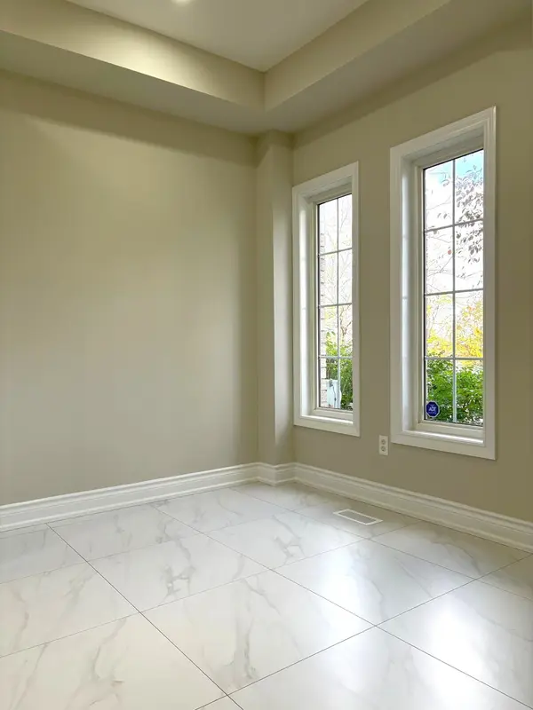 447 Hollandview TRL, Aurora, ON L4G 7N4