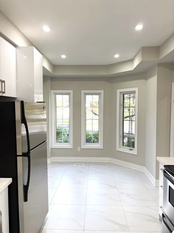 447 Hollandview TRL, Aurora, ON L4G 7N4