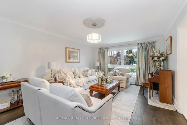 15 Pine Ridge LN, Brampton, ON L6W 1G6