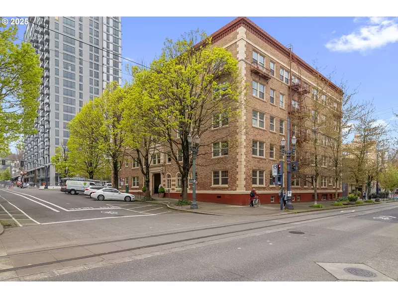 709 SW 16TH AVE, Portland, OR 97205