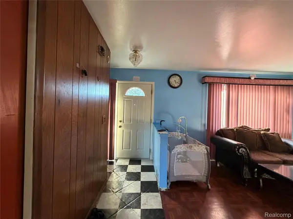 27226 Bradner DR, Warren, MI 48088