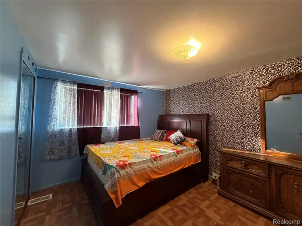 27226 Bradner DR, Warren, MI 48088