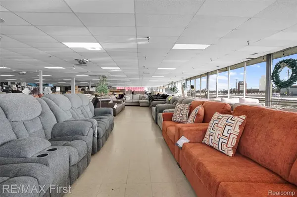 8655 E 8 Mile RD, Warren, MI 48089