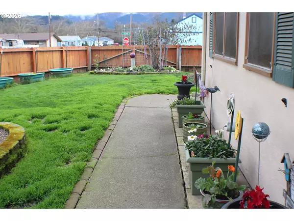 Riddle, OR 97469,212 PARK ST