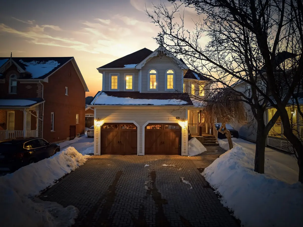 69 Matthewson PL, Whitby, ON L1M 1H4