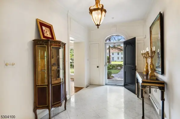 2 Canoe Ln, Roseland Boro, NJ 07068