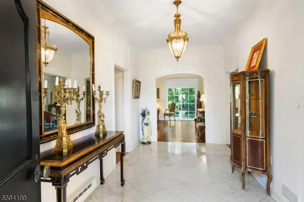 2 Canoe Ln, Roseland Boro, NJ 07068