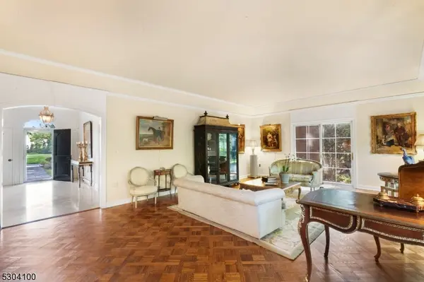 2 Canoe Ln, Roseland Boro, NJ 07068